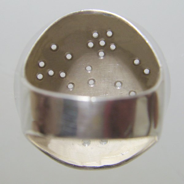 (r1331)Silver ring with plant-like motif.